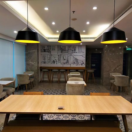 Holiday Inn Express Ahmedabad Prahlad Nagar By Ihg Exterior photo