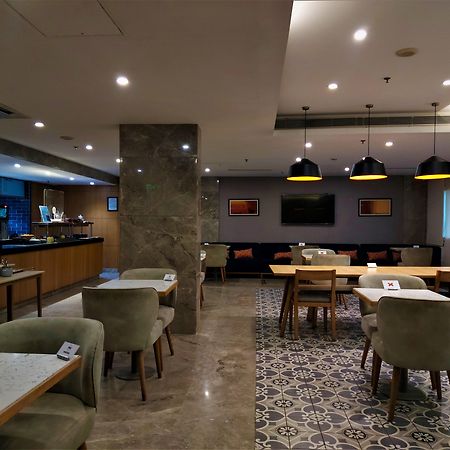 Holiday Inn Express Ahmedabad Prahlad Nagar By Ihg Exterior photo