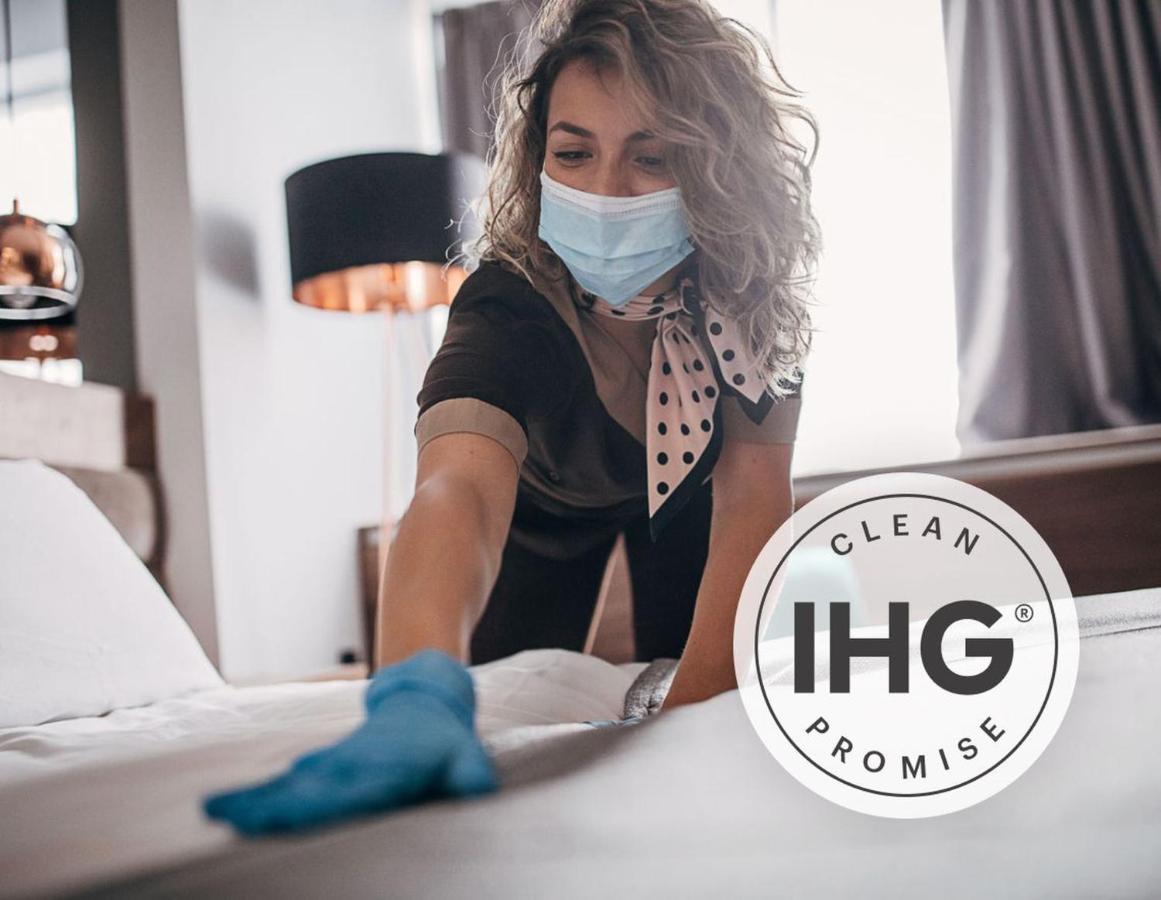 Holiday Inn Express Ahmedabad Prahlad Nagar By Ihg Exterior photo