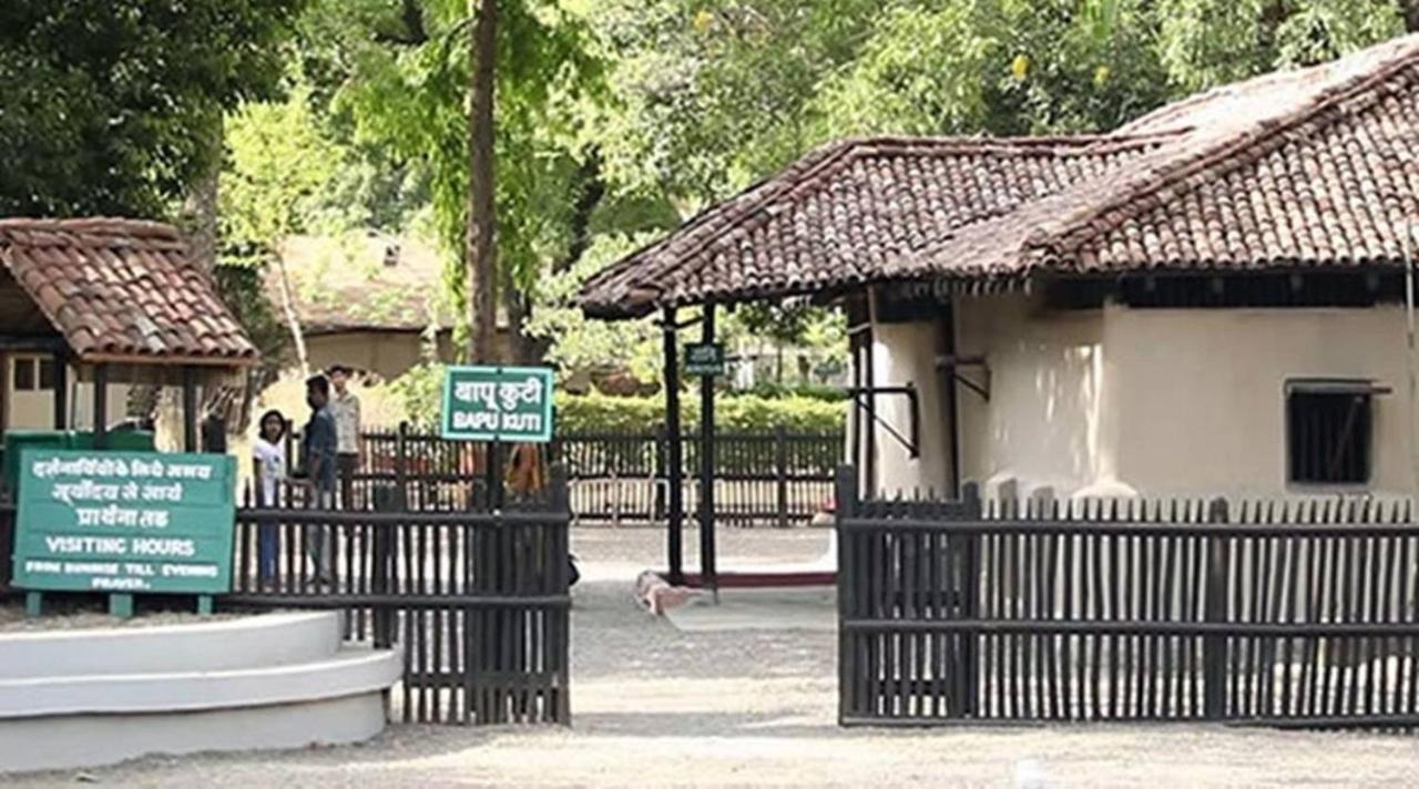 Holiday Inn Express Ahmedabad Prahlad Nagar By Ihg Exterior photo