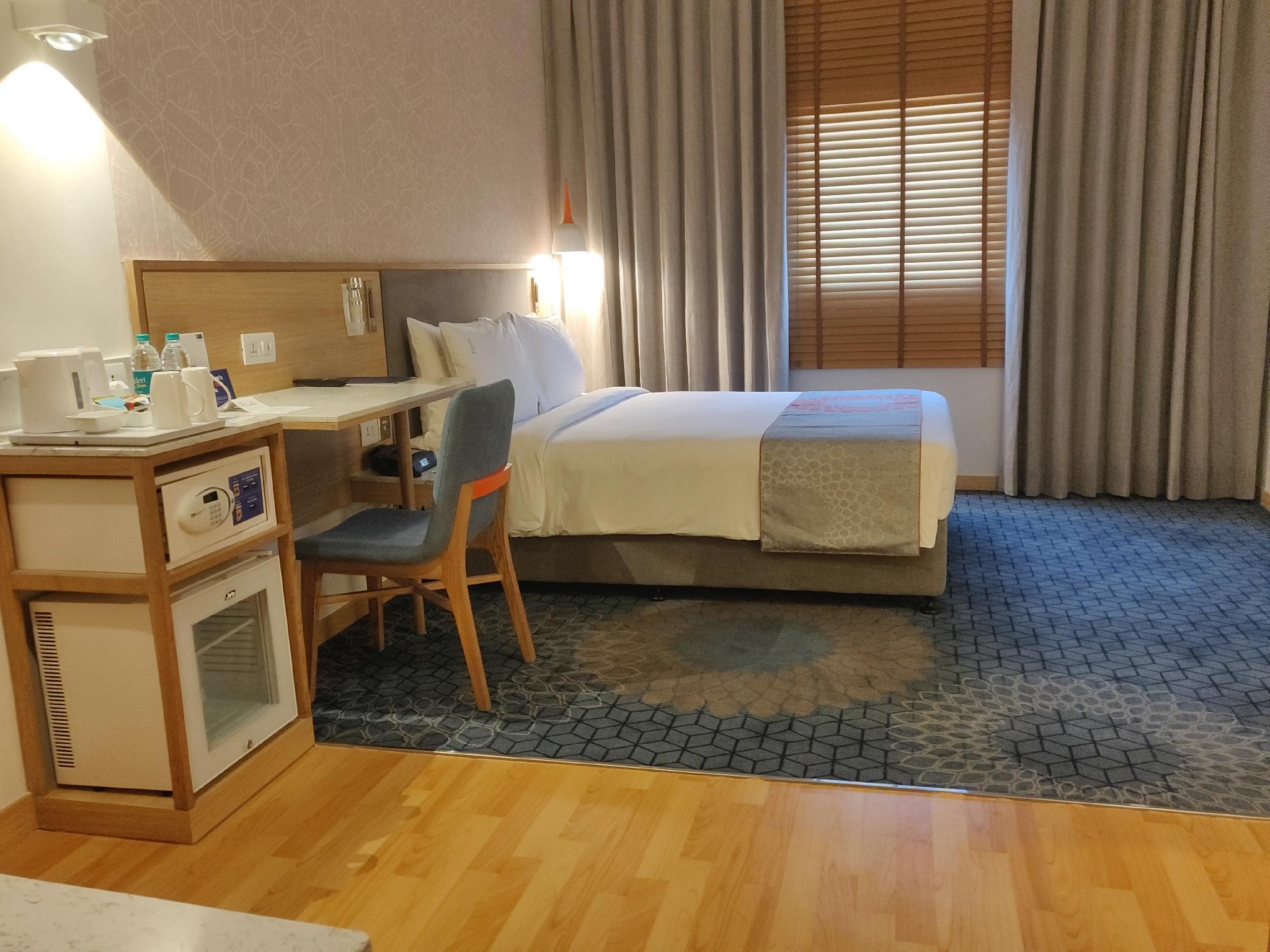 Holiday Inn Express Ahmedabad Prahlad Nagar By Ihg Exterior photo
