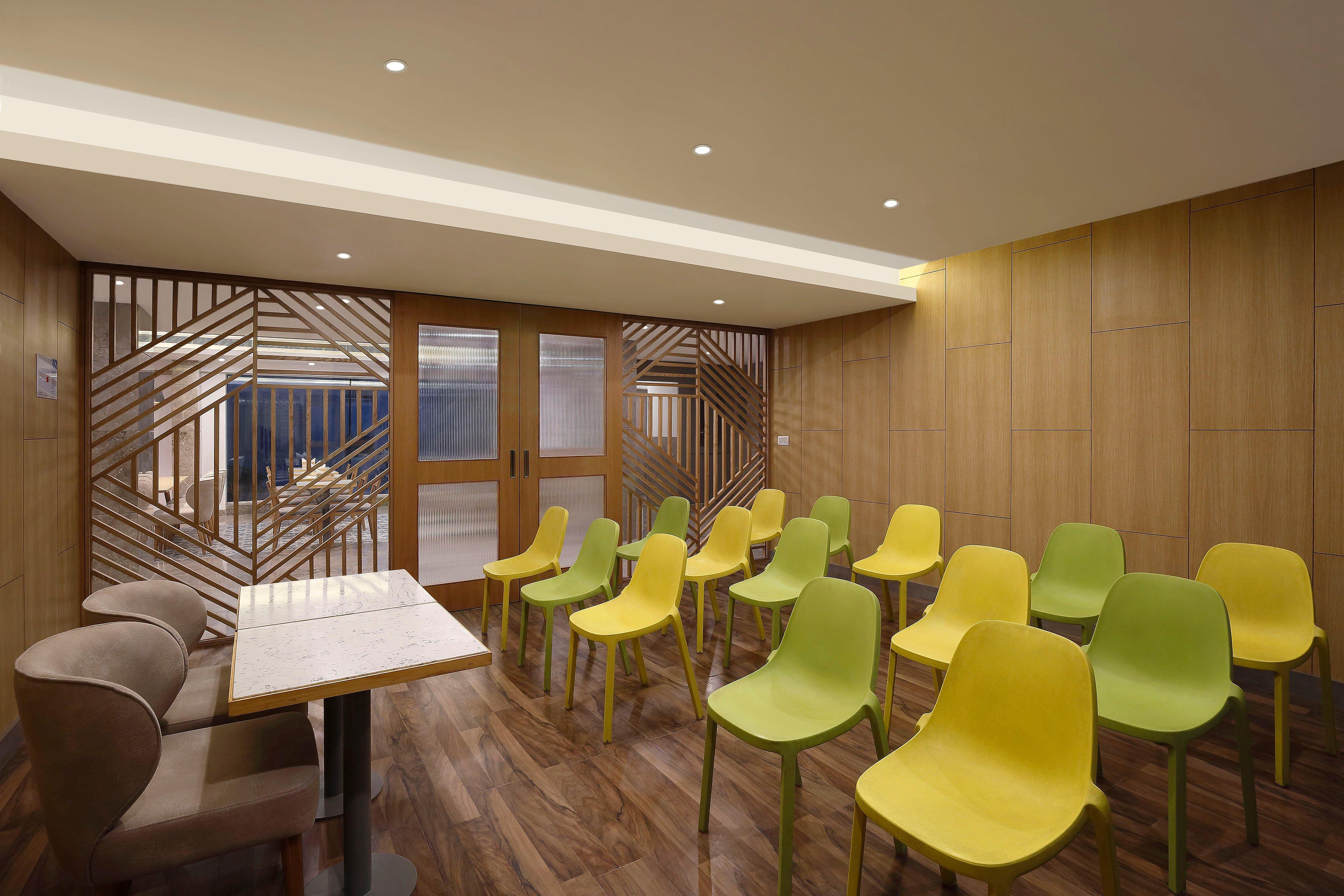 Holiday Inn Express Ahmedabad Prahlad Nagar By Ihg Exterior photo