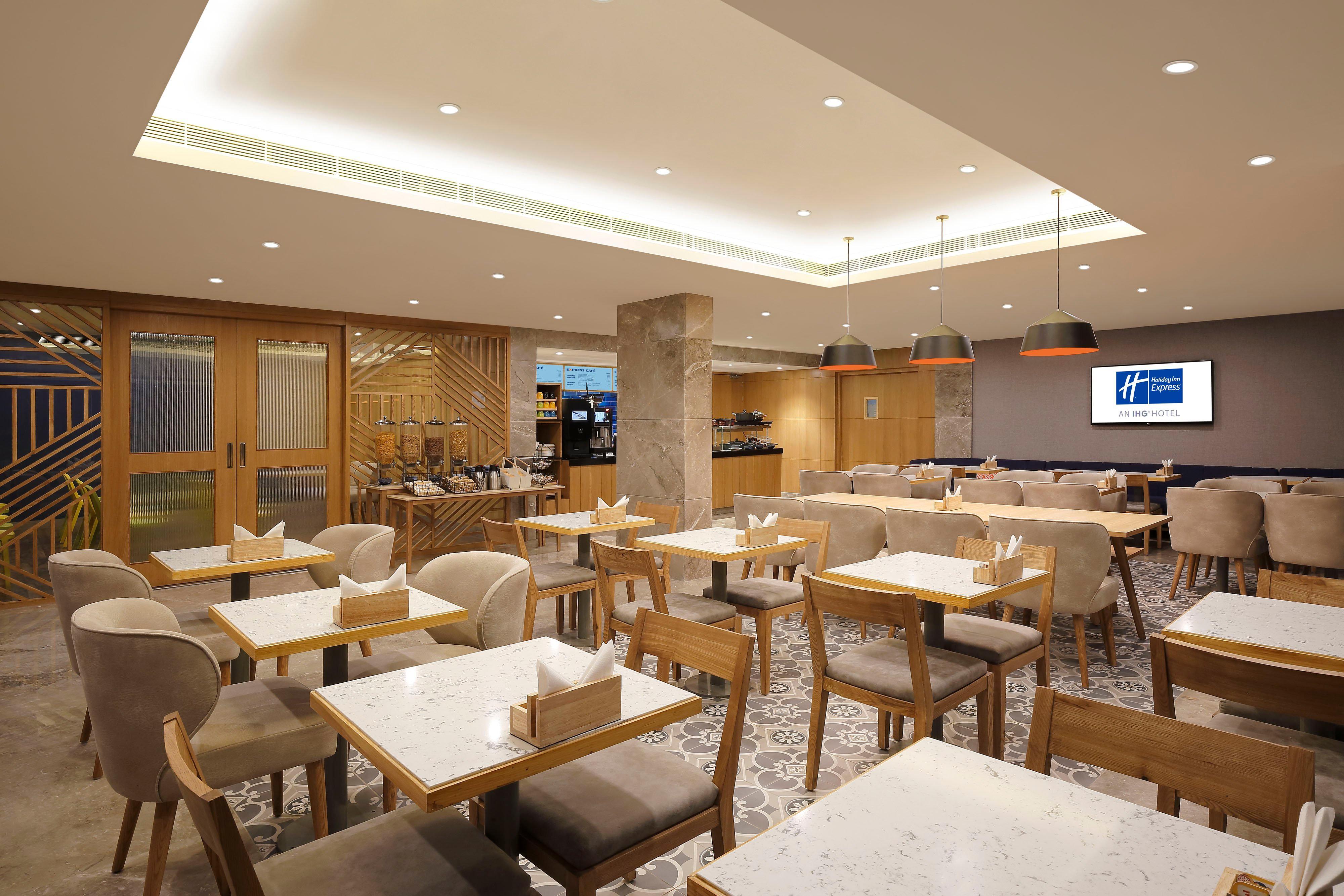 Holiday Inn Express Ahmedabad Prahlad Nagar By Ihg Exterior photo