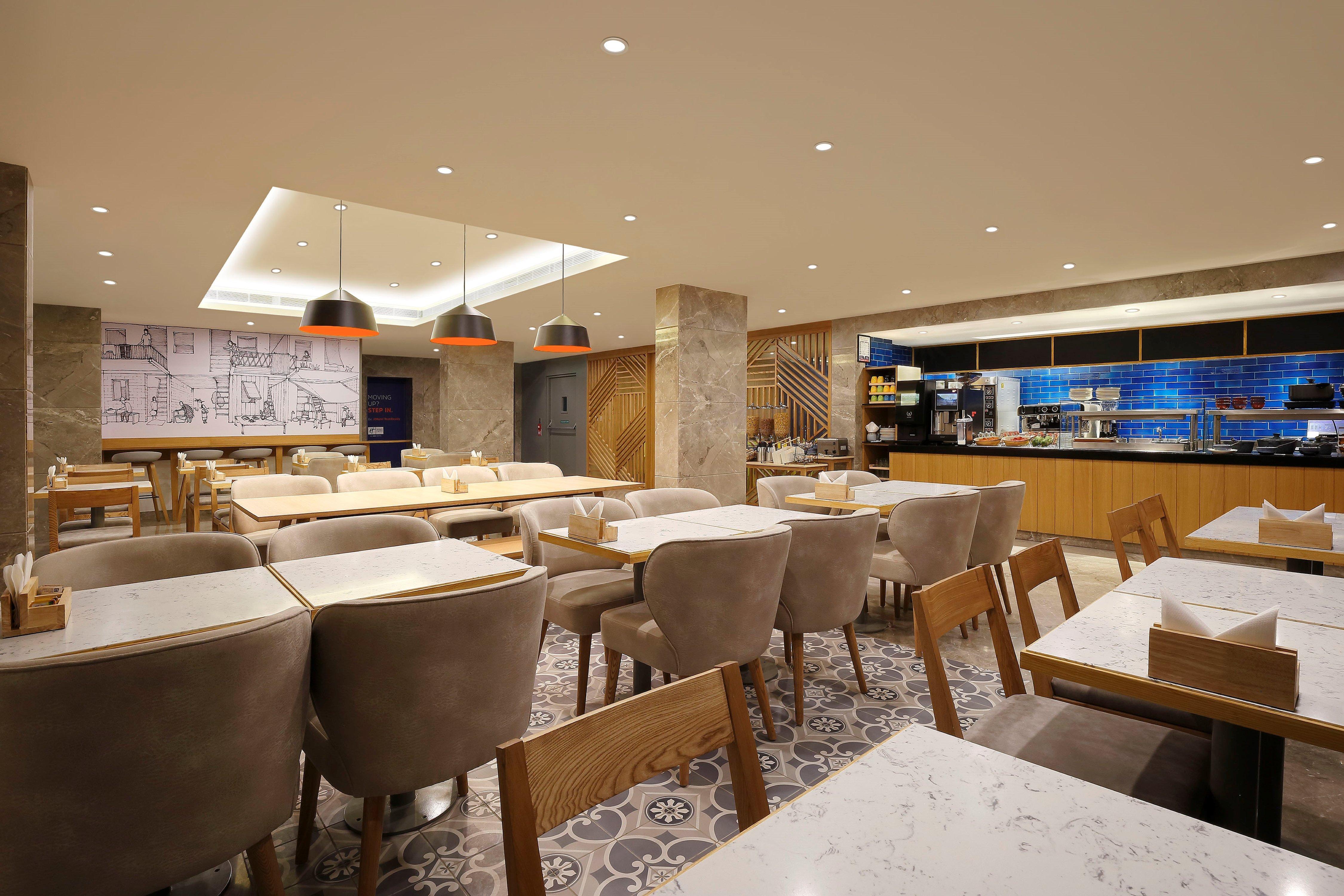 Holiday Inn Express Ahmedabad Prahlad Nagar By Ihg Exterior photo