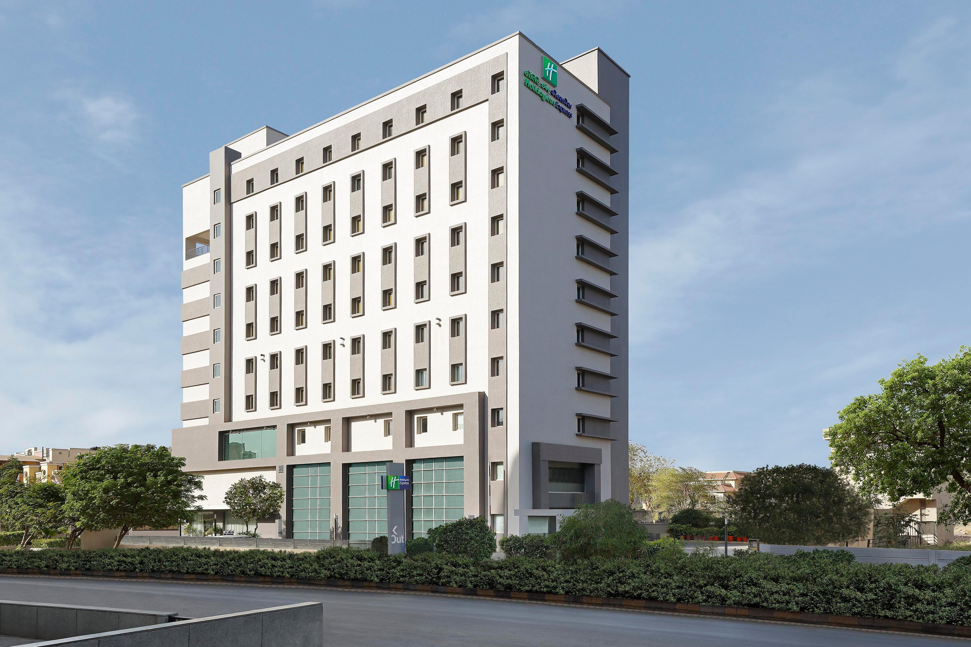 Holiday Inn Express Ahmedabad Prahlad Nagar By Ihg Exterior photo