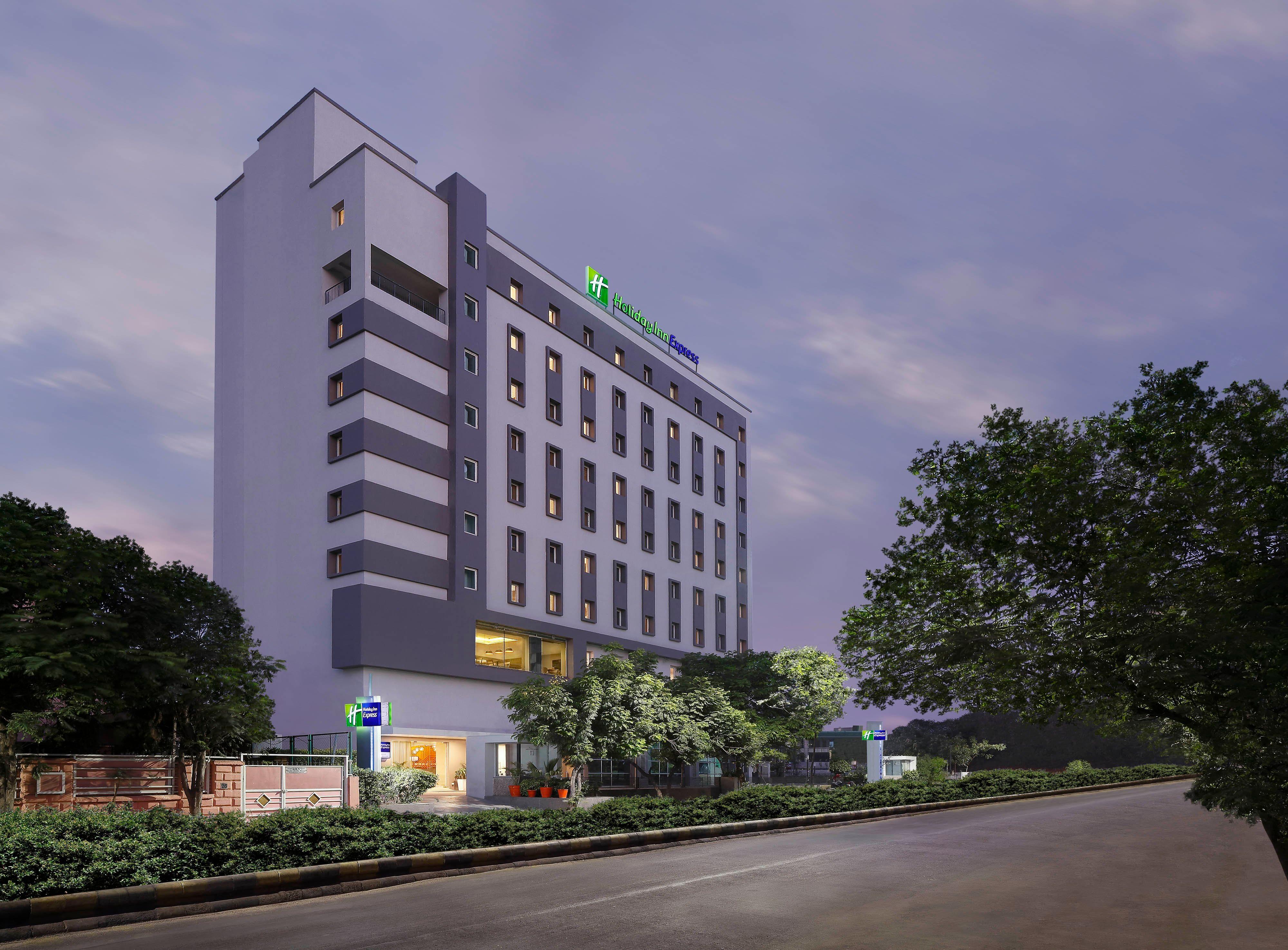 Holiday Inn Express Ahmedabad Prahlad Nagar By Ihg Exterior photo