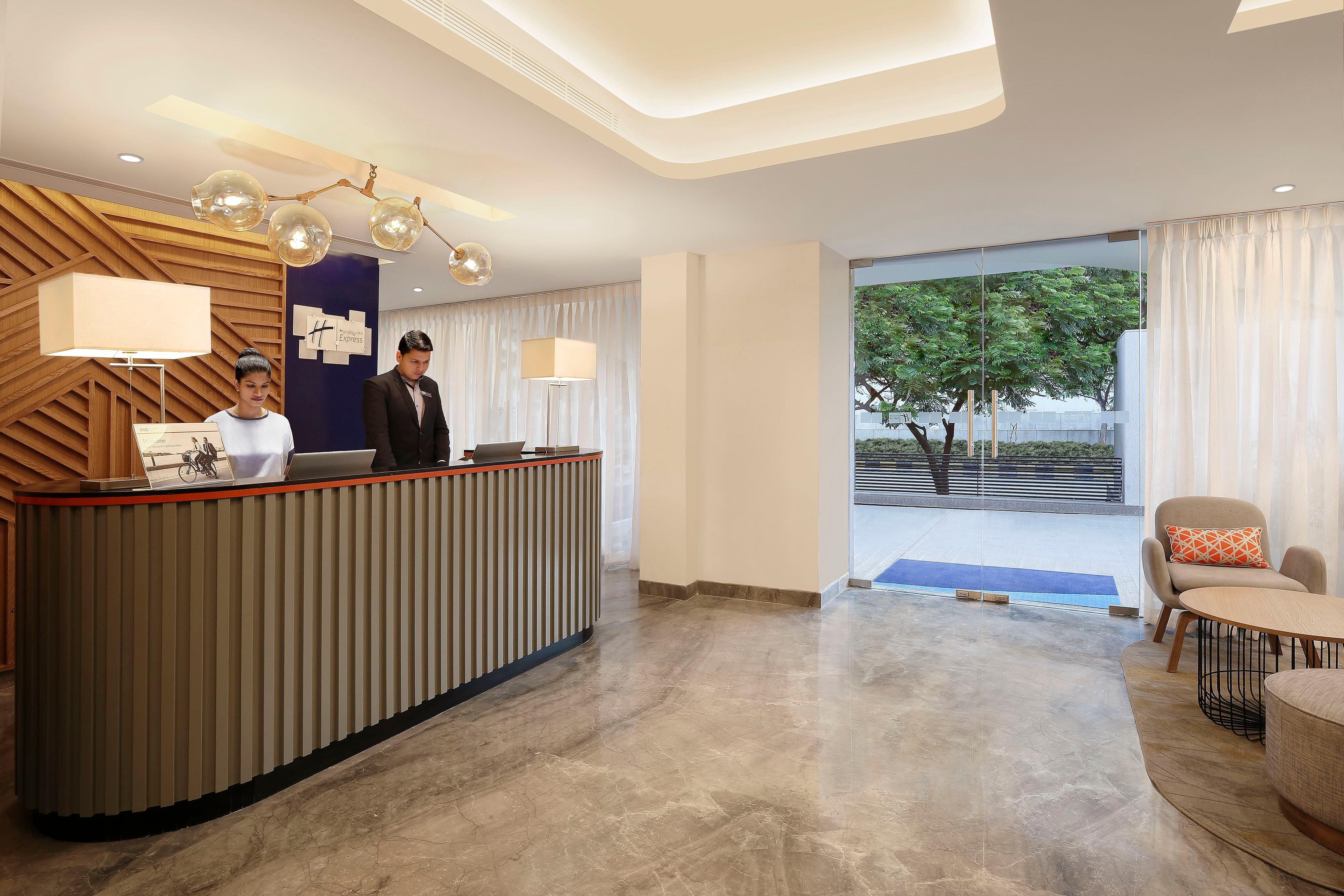 Holiday Inn Express Ahmedabad Prahlad Nagar By Ihg Exterior photo