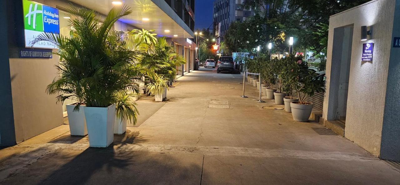 Holiday Inn Express Ahmedabad Prahlad Nagar By Ihg Exterior photo