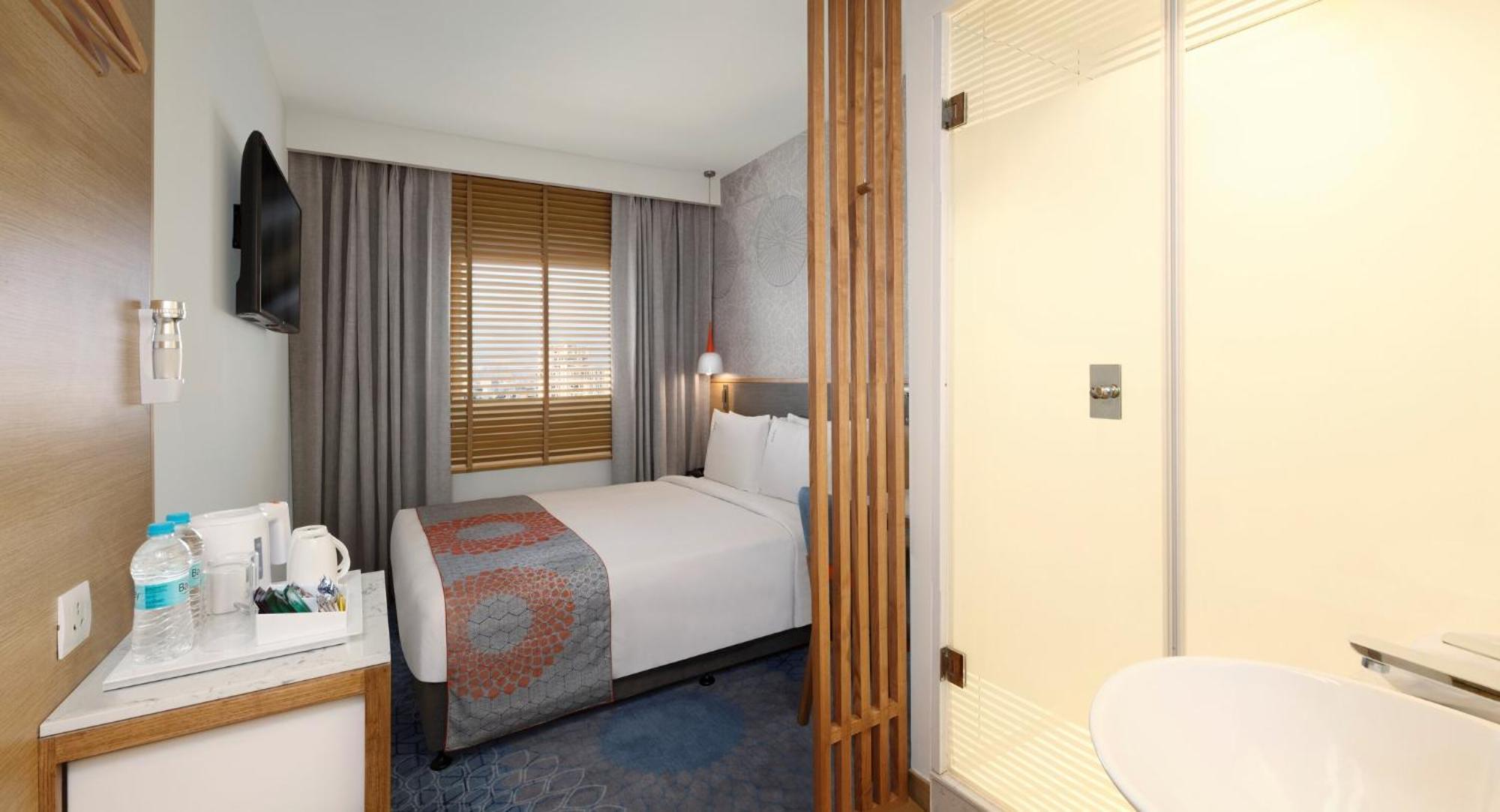 Holiday Inn Express Ahmedabad Prahlad Nagar By Ihg Exterior photo