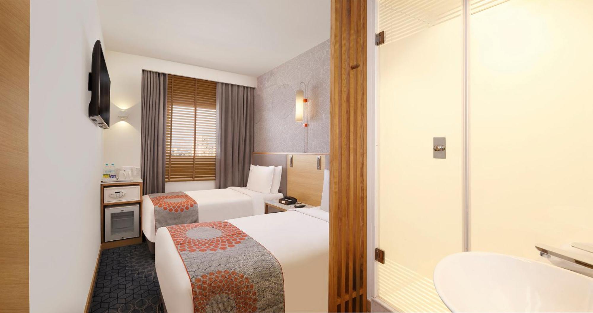 Holiday Inn Express Ahmedabad Prahlad Nagar By Ihg Exterior photo
