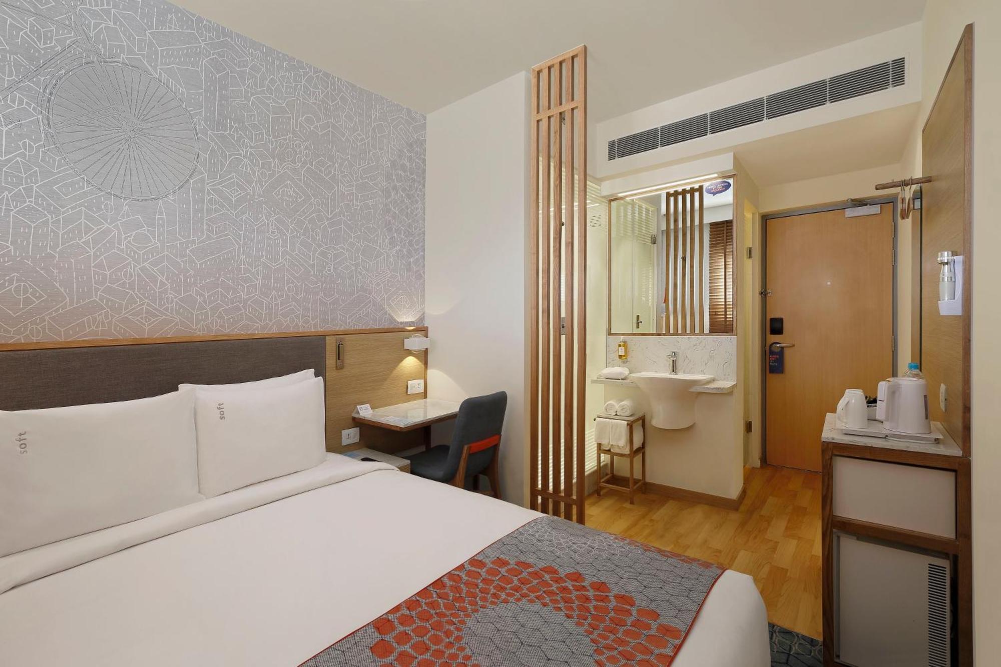Holiday Inn Express Ahmedabad Prahlad Nagar By Ihg Exterior photo