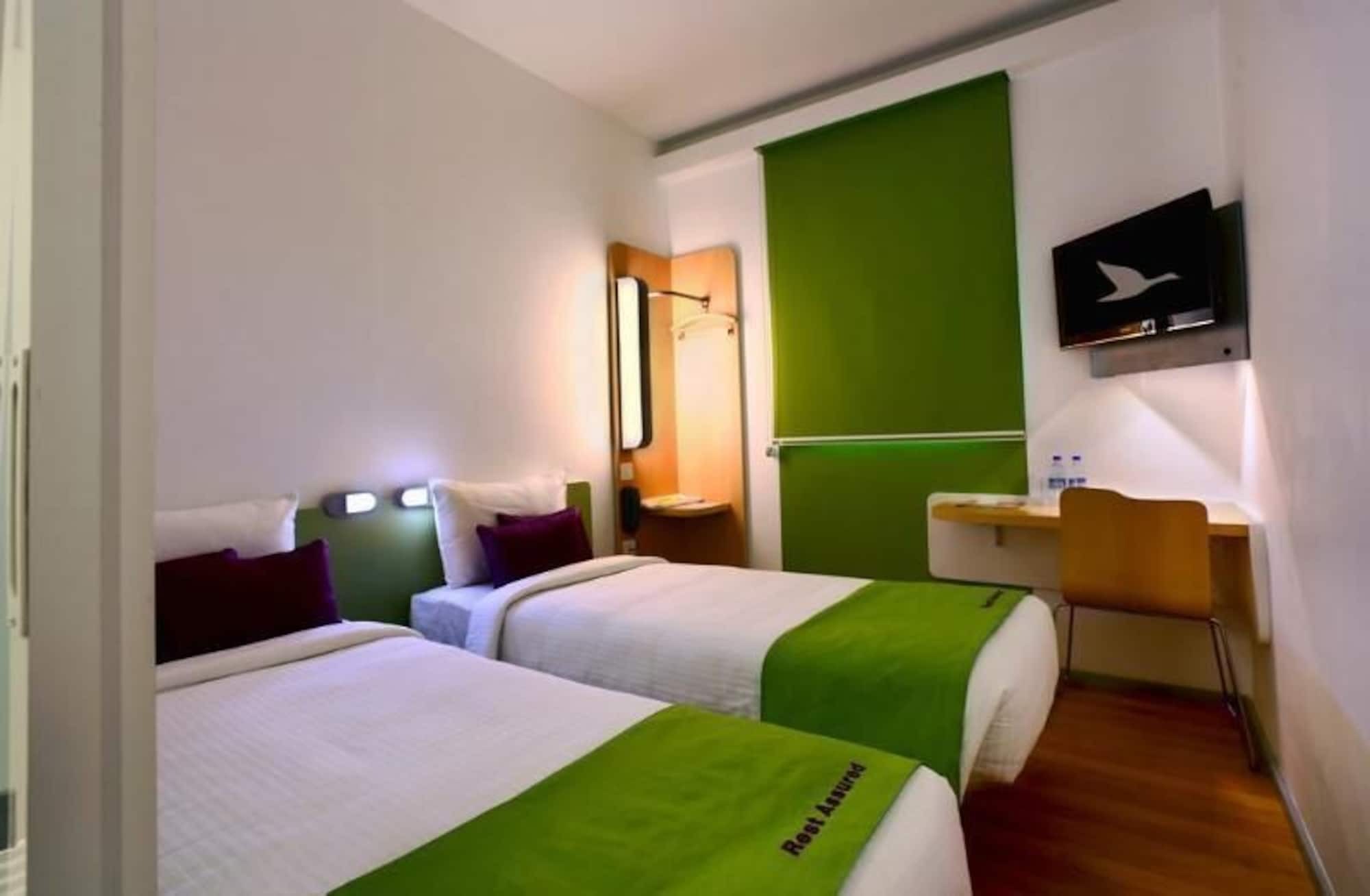 Holiday Inn Express Ahmedabad Prahlad Nagar By Ihg Exterior photo