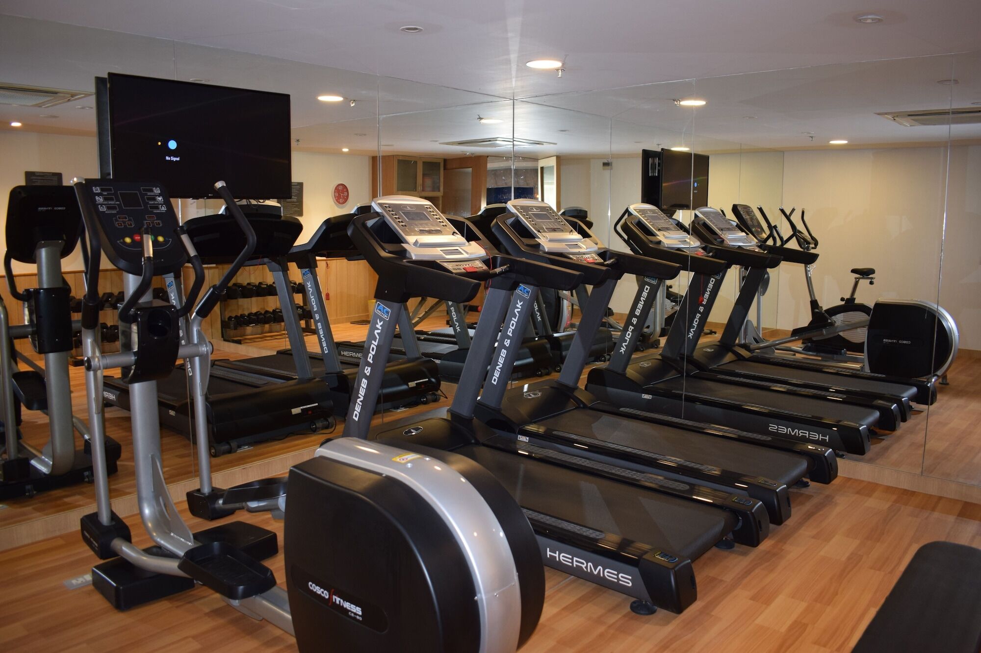 Holiday Inn Express Ahmedabad Prahlad Nagar By Ihg Exterior photo